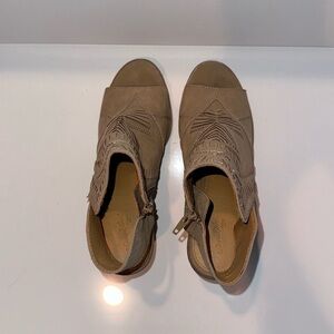 UNIVERSAL THREAD Taupe Zipper Block Heel Open Toe Booties 8.5